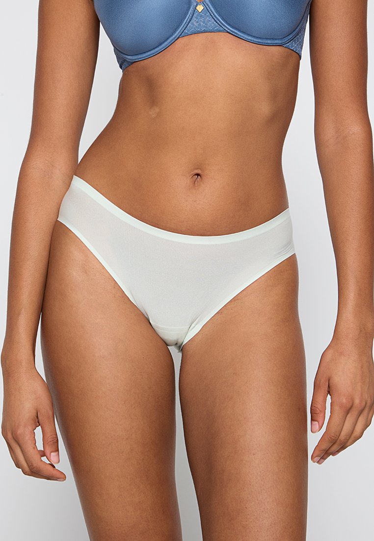 Lichtgroene katoenen bikini-onderbroek met een gladde textuur en een minimalistisch ontwerp, voorzien van een lage taille en een volledig bedekte achterkant.