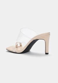 Ná nude kožené muly s průhledným plastovým svrškem, čtveratou špičkou a štíhlým stiletto podpatkem. Disponují dvojitým páskovým designem a černou podešví.