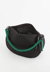 Czarna torba w heksagonalny wzór o zaokrąglonym kształcie, z teksturowaną powierzchnią i zielonym spiralnym paskiem z kolorowymi akcentami. Zamek błyskawiczny.