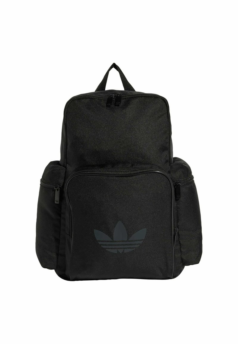 Sac à dos en tissu noir avec une texture lisse, comprenant une grande poche zippée à l'avant et un design de logo brillant. Deux poches latérales pour un rangement supplémentaire.