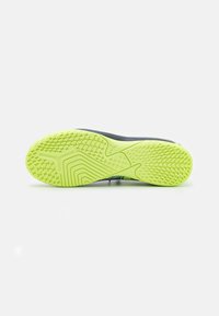 Puma FUTURE 7 PLAY IT JR UNISEX - Botines de fútbol sala - gray skies/elektro purple/fizzy apple/white