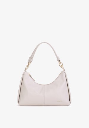 Licht beige leren handtas met een gebogen silhouet, een bovenhandvat, gouden hardware en een subtiele gegraveerde logo aan de voorkant.