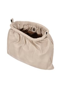 Béžová kožená kabelka do ruky s nařaseným designem, staženým horním okrajem a zapínáním na cvok. Hladká textura s dekorativními prvky u otvoru. Vnitřek je tmavě hnědý.