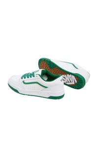 Sneakers bianchi con accenti verdi, dotati di una suola testurizzata, colletto imbottito e perforazioni sui lati. Branding sul tallone.