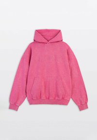 Różowa bluza z kapturem, z przednią kieszenią, w luźnym fasonie, z ribbowanymi mankietami i dołem. Ozdobiona wyszywanym napisem "ASCENSION" na klatce piersiowej.