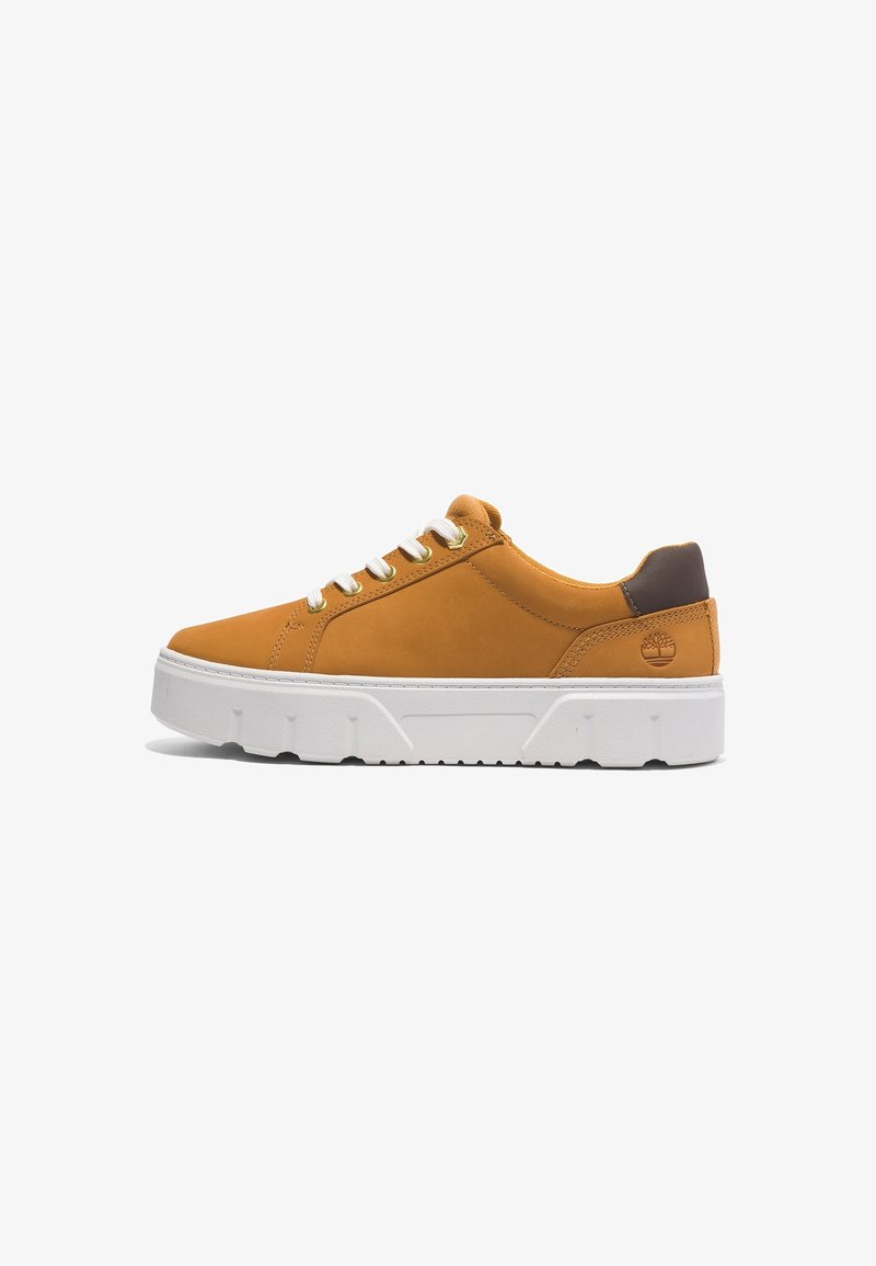 Basket basse en cuir camel avec lacets blancs, semelle blanche épaisse, patch marron au talon et logo d'arbre embossé sur le côté.