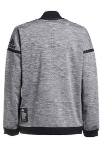Felpa grigia con texture, colletto e polsini neri, con dettagli di ventilazione a pois sulla schiena e logo Adidas sulla spalla.