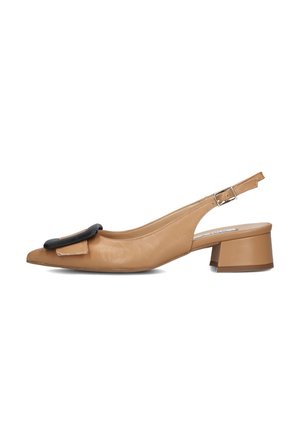 Tan leren slingback pump met een spitse neus, een zwart accent strikje en een lage blokhak. Eenvoudig ontwerp met een verstelbare enkelband.