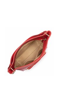 Borsa a mano rossa in pelle con una texture liscia, chiusura con zip e fodera in tessuto beige. L'interno include scomparti per l'organizzazione.