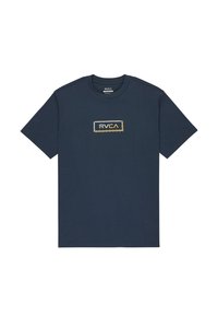 Camiseta de algodón azul marino de manga corta, que presenta un diseño rectangular del logo de RVCA en dorado con detalle de cadena blanca en la parte frontal.