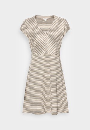 Šaty s výstřihem do V a krátkými rukávy, vyrobené z texturované tkaniny v krémovo-hnědých pruzích, s vypasovaným živůtkem a rozšířenou sukni.