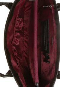 Zwarte leren handtas met een diep bordeauxrode voering met een logo patroon, meerdere compartimenten en een vak met rits.