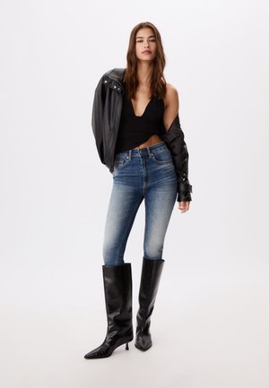 - Jeansy Skinny Fit