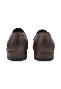 Braune Lederschuhe mit glatter Textur, abgerundeter Ferse, niedrigem Absatz und Holzverzierungen an der Sohle. Keine zusätzlichen dekorativen Elemente.