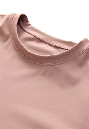 Lichtroze sport t-shirt met een ronde hals, een gladde structuur en gestikte details bij de kraag, met een schoon, minimalistisch ontwerp.