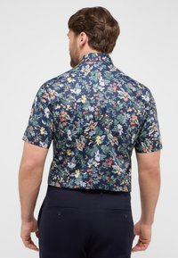 Korte mouw shirt met een bloemenpatroon in verschillende kleuren op een marineblauwe achtergrond, voorzien van een klassieke kraag en een standaard pasvorm.