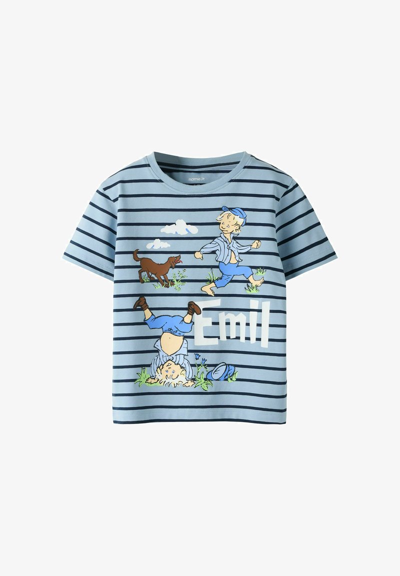 T-shirt enfant rayé bleu et noir avec des garçons dessinés jouant dehors avec un chien, des nuages, de l’herbe, et le nom « Emil » en lettres blanches.