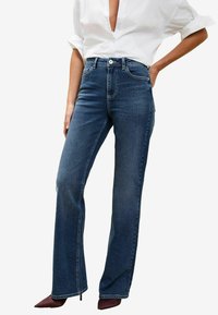 HIGH WAIST - Džinsi ar paplatinātiem galiem - mid wash blue