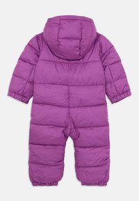 Mono de nieve morado con capucha, que presenta secciones acolchadas, puños elásticos y un diseño de cuerpo completo para calor y cobertura.
