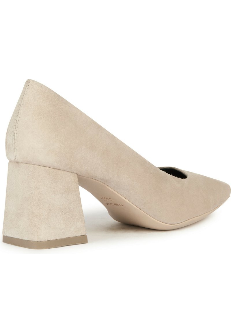 Décolleté in suede beige con tacco alto a punta e plateau spesso. Presenta una texture liscia e un design minimalista.