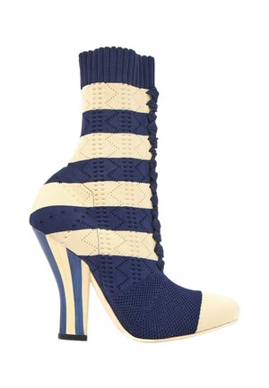 Bottine à talon haut avec larges rayures bleu marine et crème, texture en tricot, bord-côtes et devant avec laçage à motifs.