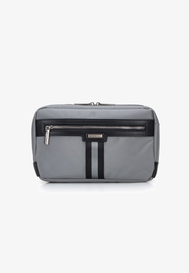 Bolsa de textil gris con acentos negros, presenta un bolsillo delantero con cremallera y dos franjas verticales. Acabado suave con herrajes duraderos.