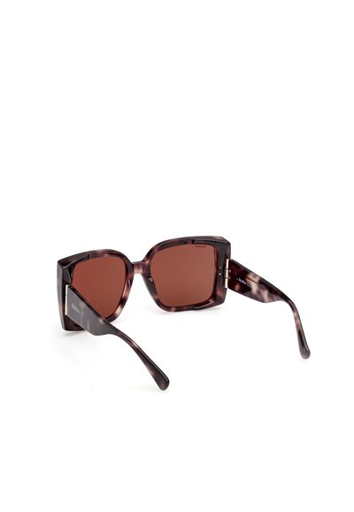 Occhiali da sole tartaruga marrone con lenti quadrate, montatura marrone scuro e accenti contrastanti sugli steli. Cerniere robuste e finitura lucida.