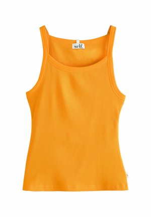 Hellorange geripptes Tanktop mit dünnen Trägern und einem kleinen Stoffetikett am Ausschnitt und an der Seitennaht.