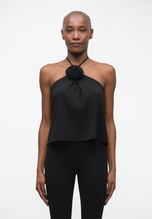 Top halter preto com um detalhe em forma de flor na gola, feito de um tecido macio, apresentando um design solto e fluido.