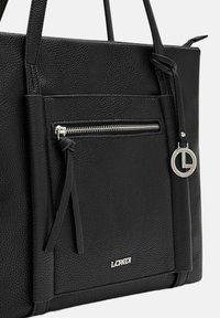 Borsa a tote in pelle nera con superficie testurizzata, dotata di tasca frontale con zip, hardware argentato e dettaglio del logo. Manici doppi per il trasporto.