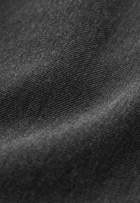 Sort stof med en glat, tekstureret overflade, karakteriseret ved et tæt vævmønster og et blødt udseende. Ingen bemærkelsesværdige mønstre eller udsmykninger.