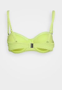 Top de bikini amarelo neon brilhante com copas moldadas, alças trançadas e detalhes em metal prateado. Textura suave, suporte com aro e alças ajustáveis.