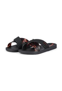 Schwarze Riemchensandalen mit geflochtenen Riemen im Schildpatt-Design. Die weiche Sohle und das strukturierte Fußbett sorgen für Komfort.