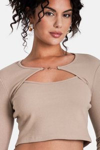 Beige gerippter Crop-Top mit langen Ärmeln, der ein Cut-out-Detail an der Brust aufweist, geschmückt mit einem kleinen goldenen Kettenakzent.
