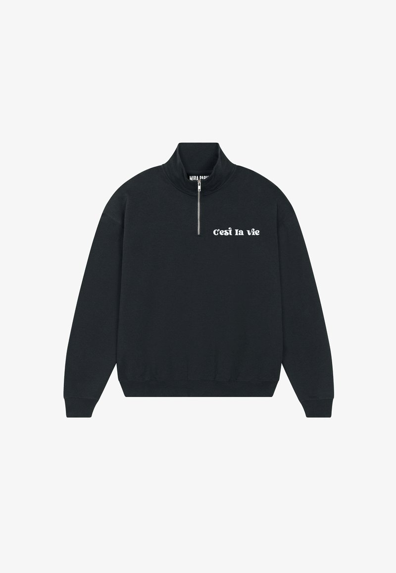 Felpa nera con collo alto e chiusura con mezza cerniera. Presenta la scritta "c'est la vie" in bianco sulla parte frontale. Realizzata in tessuto morbido.