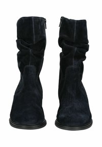 Bottines en daim bleu marine profond, avec un design décontracté, des zips sur les côtés et une semelle noire lisse. Tissu texturé avec des détails de couture subtils.