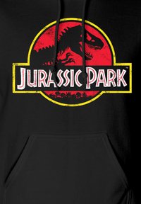Czarna bluza z kapturem z czerwono-żółtym logo Jurassic Park, z sylwetką dinozaura i zniszczonym wzorem tekstu.