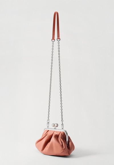 Borsa a mano in pelle rosa con design arricciato, chiusura in metallo argentato e tracolla a catena. Texture liscia con accenti metallici alla chiusura.