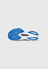 Suela de zapato con una base blanca y acentos azules, una superficie texturizada y un logotipo "SPEEDROLL". El diseño incluye patrones antideslizantes para mayor tracción.