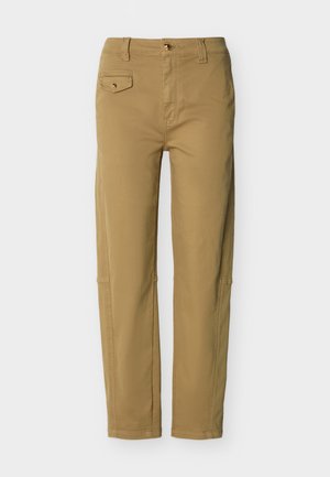 Khakifargede bukser med rette ben, knapp- og glidelåslukking, beltehemper og en liten klafflomme med knapp på venstre frontside.