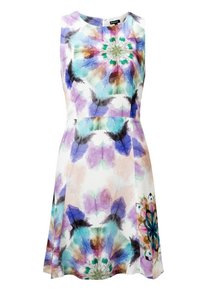 Robe sans manches à fleurs avec une palette de couleurs pastel comprenant des motifs bleus, verts et violets, et une jupe évasée.