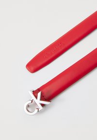Calvin Klein BUCKLE SKINNY BELT - Diržas - fire whirl