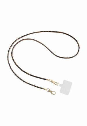 Hosszú, leopárdmintás nyakpánt aranyszínű fém kapcsokkal és egy átlátszó műanyag névjegykártya-tartóval, fehér háttéren.