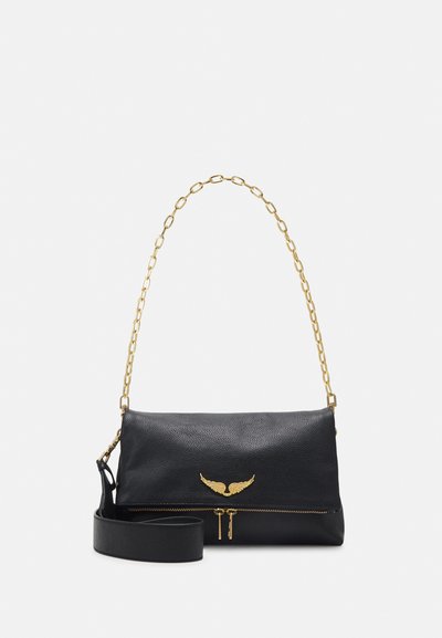 Bolso de mano de cuero negro con un logo dorado de alas, cadena dorada para el strap y un compartimento con cremallera. Incluye un strap de hombro de cuero desmontable.