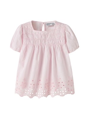 Robe bébé rose clair à manches courtes avec poitrine smockée, encolure carrée, fermeture boutonnée dans le dos et broderie florale au point œillet le long de l'ourlet.