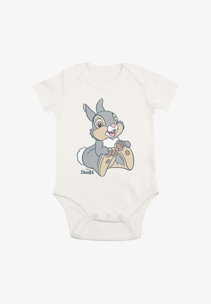 Bílý dětský overálek s karikaturou králíčka se šedou srstí, růžovými akcenty a usměvavým výrazem. Součástí je logo "Bambi" ve spodní části.