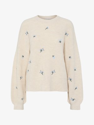 Beżowy sweter o prążkowanej strukturze, z niebieskim haftem w kwiaty. Okrągły dekolt i luźne, długie rękawy.