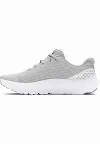 Baskets de sport grises avec une tige en mesh respirant, semelle blanche rembourrée, motifs texturés et coutures renforcées le long des bords.