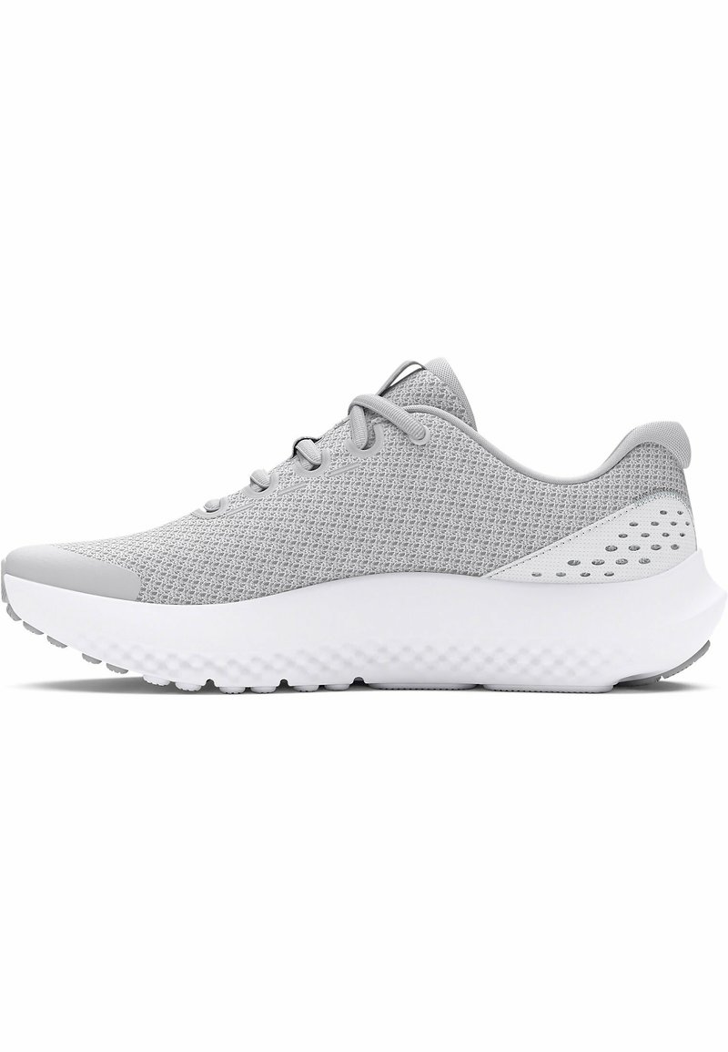 Baskets de sport grises avec une tige en mesh respirant, semelle blanche rembourrée, motifs texturés et coutures renforcées le long des bords.