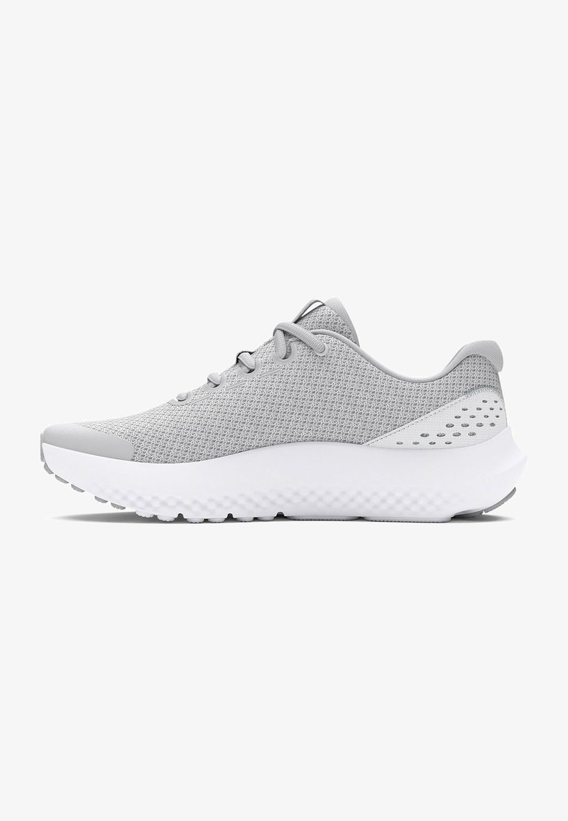 Baskets de sport grises avec une tige en mesh respirant, semelle blanche rembourrée, motifs texturés et coutures renforcées le long des bords.